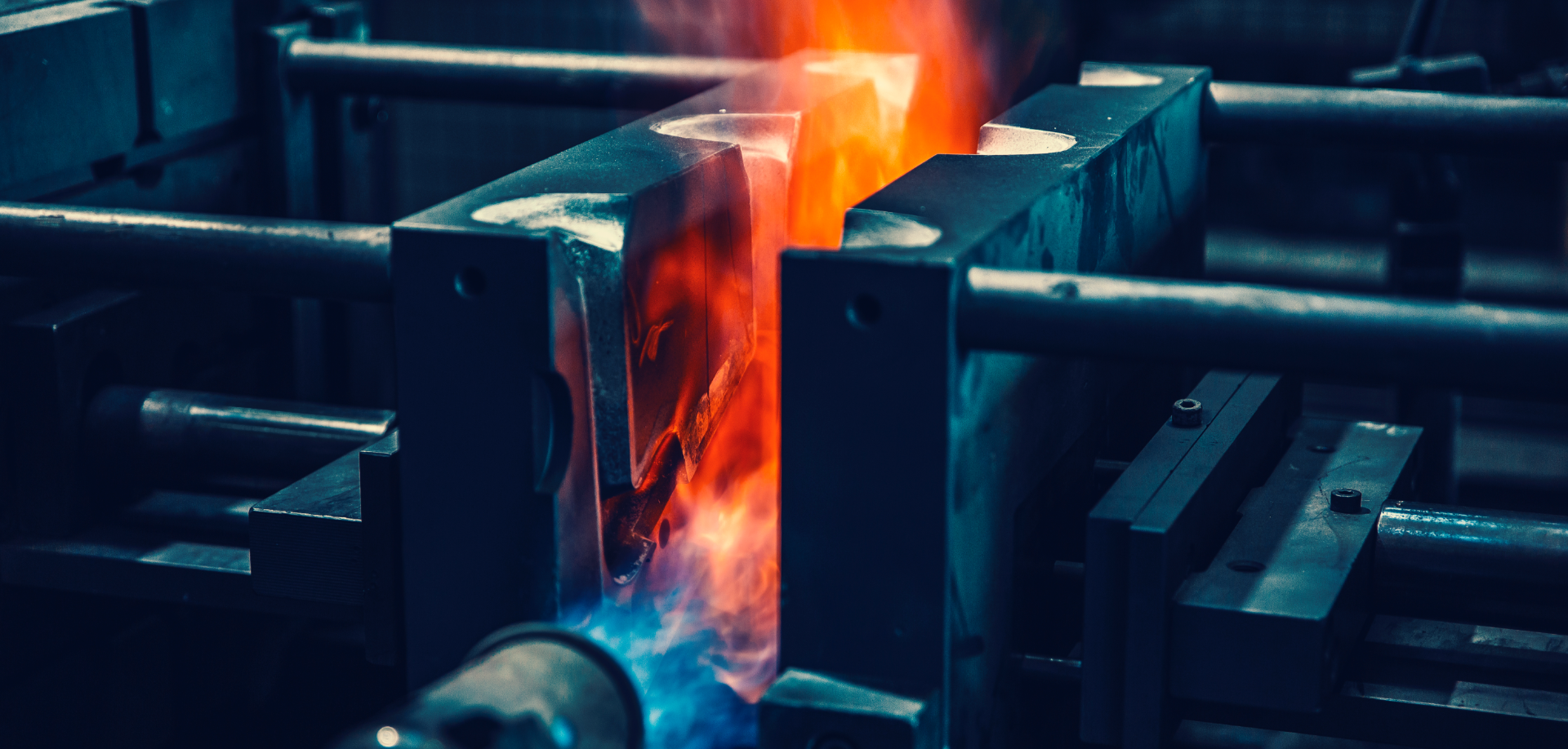 Aluminium wird mit einem Brenner und hoher Temperatur erhitzt und in einem Kokillengiesswerkzeug geformt